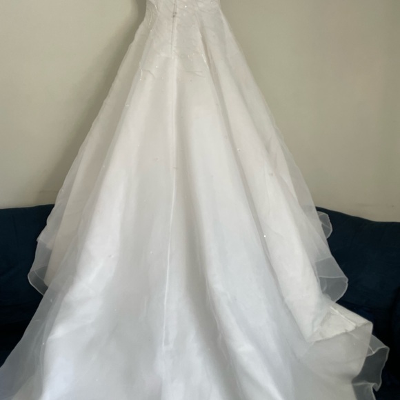 Sale‼️ White beaded wedding dress with veil and  tiara - Picture 6 of 14